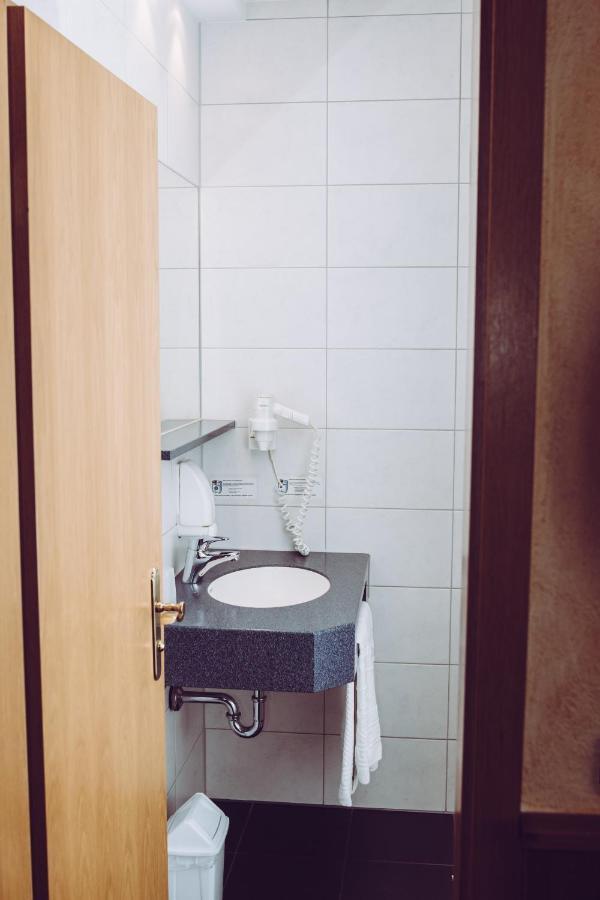 Gasthof Zur Bruecke Kaufering ภายนอก รูปภาพ
